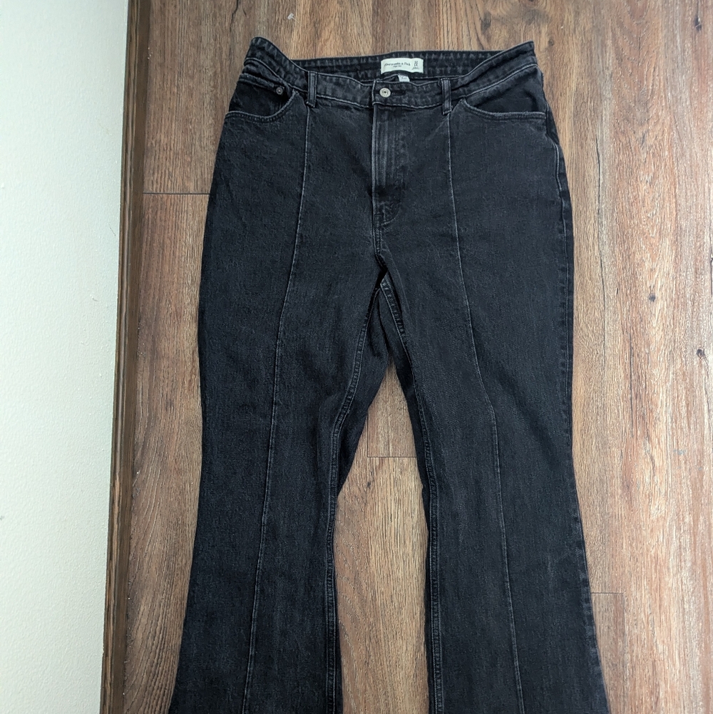 Abercrombie and Fitch High Rise Curve Love Flared Jeans Sz 32/14L